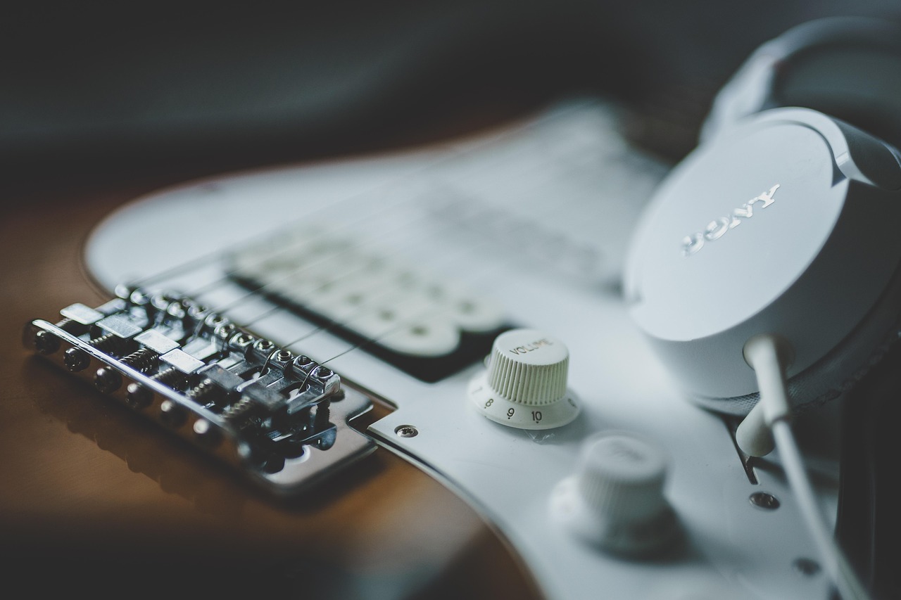 What does a delay pedal do for guitar?